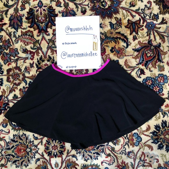Nasty Gal Pants - NASTY GAL black flowy shorts